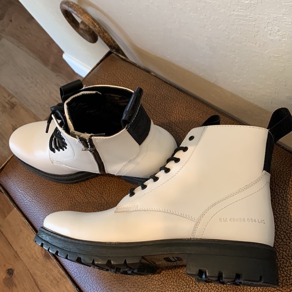 Brand New Rare Steve Madden Monstro White Leather Chic Boot Black Soles& Strings - Picture 3 of 8